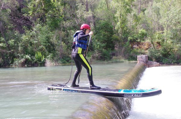 Participantes disfrutando del Surf de remo en Cazorla