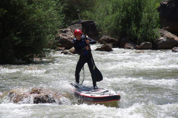 Participante realizando remadas en Paddle Surf en Cazorla
