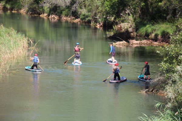 Grupo de amigos practicando Paddle Surf en Cazorla