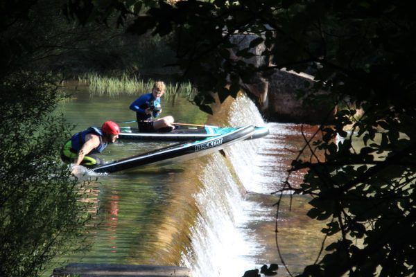 Participante disfrutando del Paddle Surf en Cazorla en aguas bravas