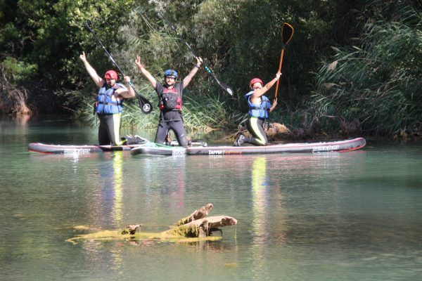 Participante disfrutando del Paddle Surf en Cazorla en aguas bravas