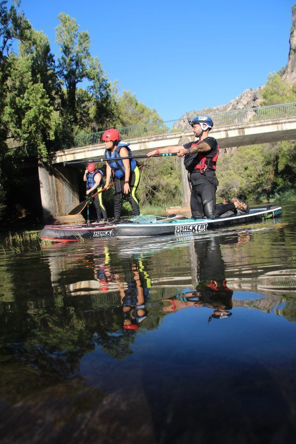 Participantes practicando Paddleboarding en aguas bravas de Cazorla