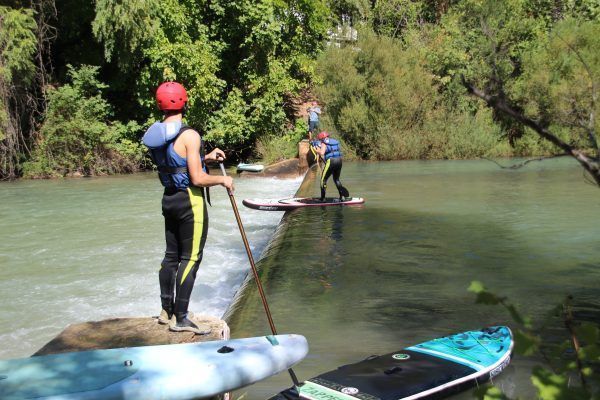 Escena de aventura en Paddle Surf en Cazorla