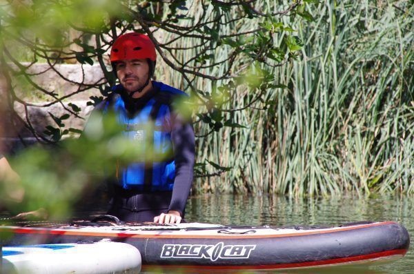 Escena de aventura en Paddle Surf en Cazorla