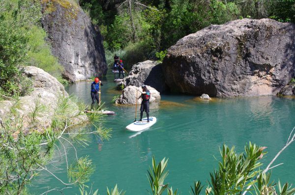 Instructor mostrando técnicas de Paddle Surf en Cazorla