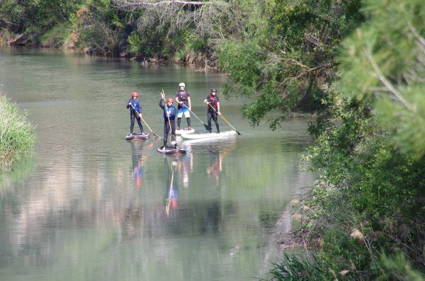 Amigos disfrutando de Paddle Surf en Cazorla