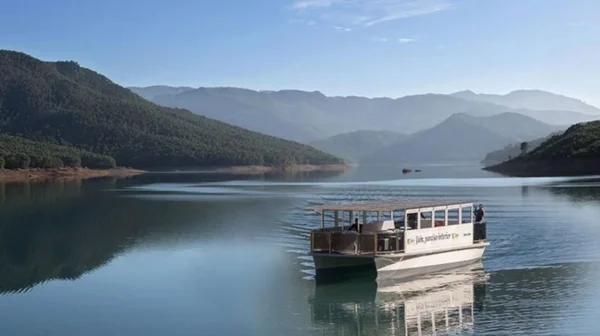 Paseo en Barco Solar El Tranco